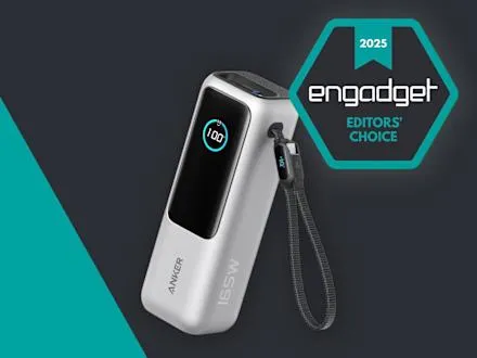 Anker Laptop Power Bank 25K 165W на столе заряжает iPhone и электронную книгу