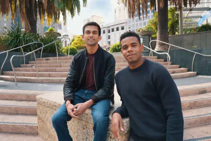 Apple блокирует приложения для создания кода на iOS: конфликт с Replit, Vibecode и Anything