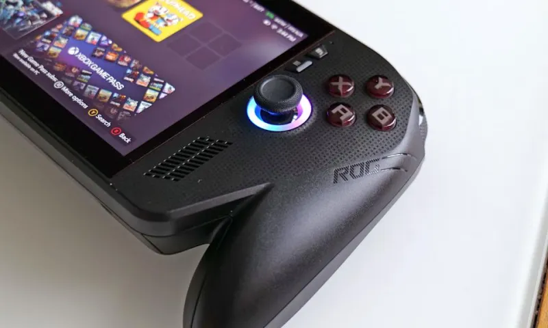 Если вы не очень придирчивы к контрасту и насыщенности цветов, сложно найти много недостатков в 7-дюймовом FHD IPS дисплее ASUS ROG Xbox Ally X.