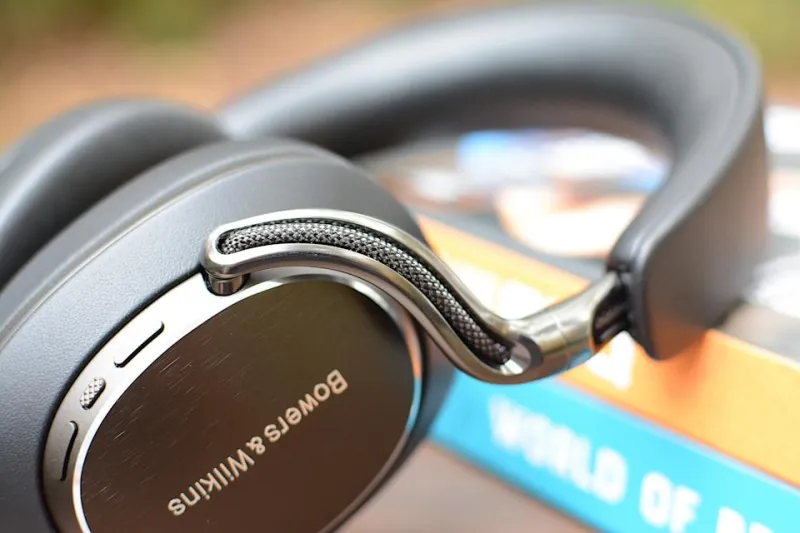 Управление Px8 S2 осуществляется крошечными кнопками в неудобных местах.