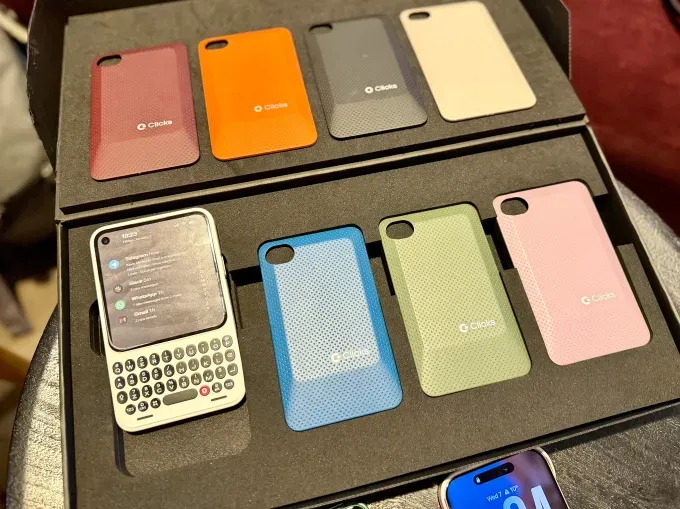 демонстрация смартфонов Clicks