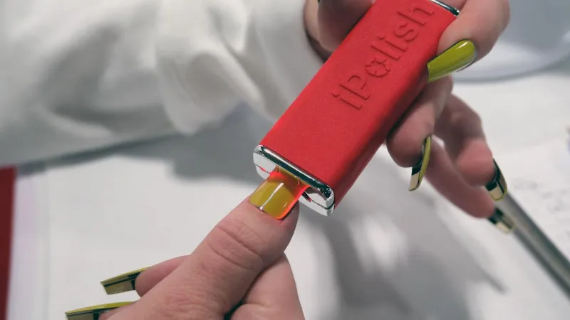 Концепт Lenovo XD Rollable на базе Thinkbook Plus Gen 6 с гибким дисплеем, оборачивающим крышку.