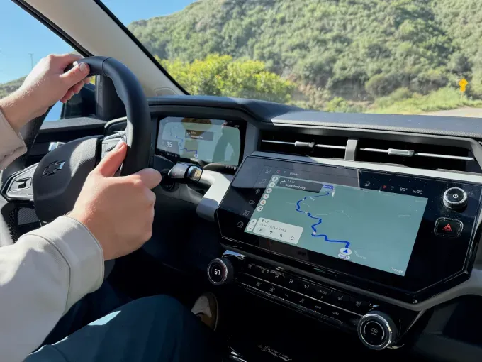 Chevrolet Bolt 2027: Возвращение легендарного электромобиля с новыми технологиями