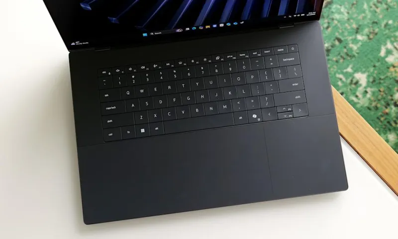 XPS 16 оснащен мощными стереодинамиками с направленным вверх звуком