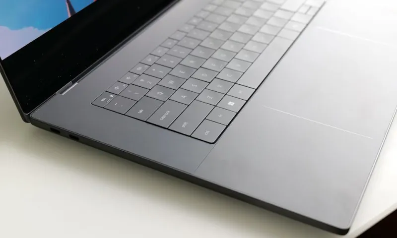 XPS 16 имеет три порта USB-C с Thunderbolt 4, но отсутствует слот для SD-карт