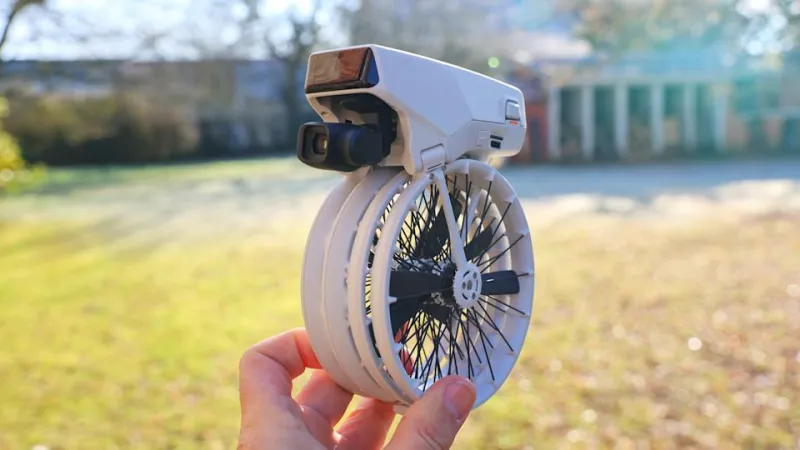 Производство - 13 мая 2025 г., Рейнланд-Пфальц, Бернкастель-Кюс: дрон DJI Agras 50 летит над виноградником недалеко от Бернкастель-Кюс на Мозеле во время официальной презентации. Это первый дрон такого размера, одобренный в Германии для защиты растений на крутых виноградниках. Фото: Харальд Титтель/dpa (Фото предоставлено Harald Tittel/picture alliance через Getty Images).