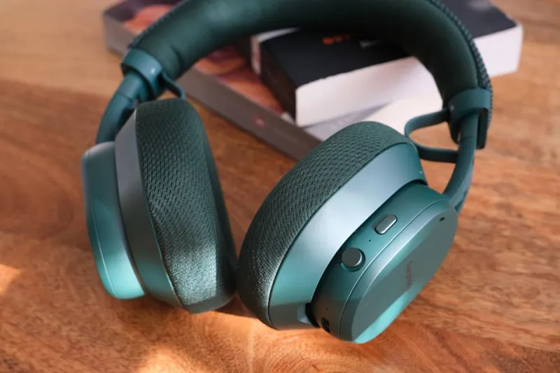 Вид сбоку с логотипом.