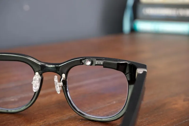 Изображение задних наконечников заушников умных очков Halliday