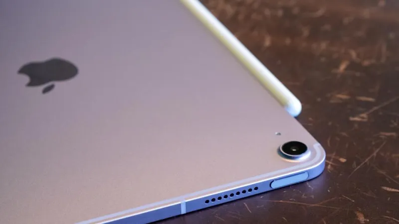 iPad Air M4 от Apple играет в видеоигру 'Control'