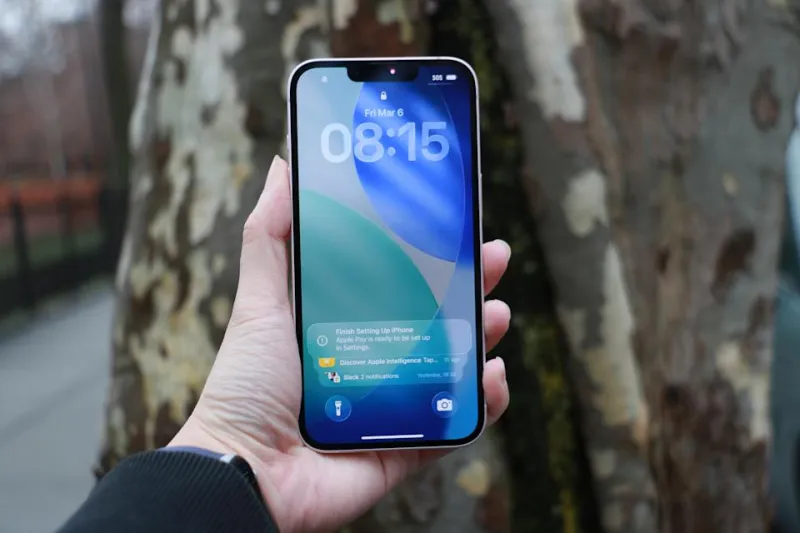 iPhone 17e в воздухе на фоне красной листвы