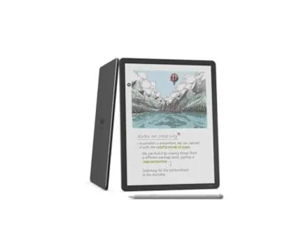 Вид сбоку на человека, держащего Kindle Scribe Colorsoft в одной руке и стилус Amazon Premium Pen в другой, чтобы писать на экране.