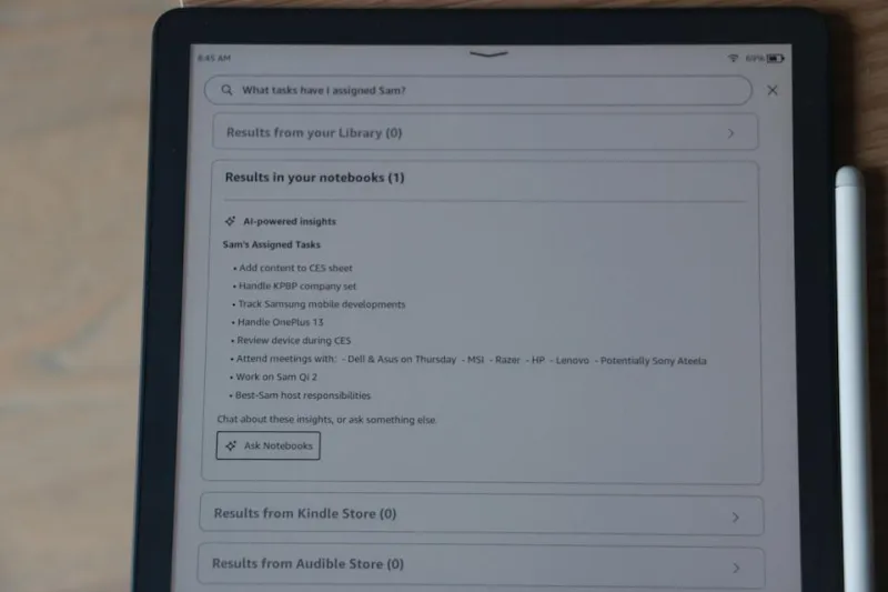 Kindle Scribe Colorsoft, поднятый в воздухе на фоне рождественской елки, демонстрирующий библиотеку книжных обложек в цвете.
