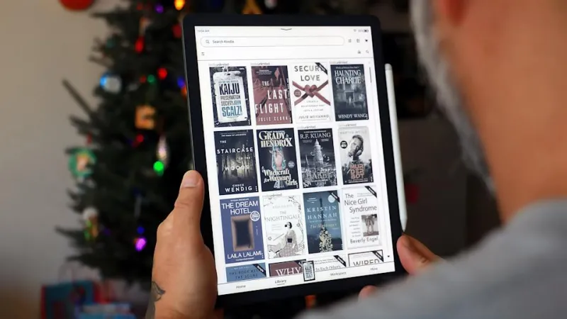 Amazon Kindle Scribe Colorsoft и reMarkable Paper Pro, расположенные рядом на меховой поверхности, на каждом устройстве отображаются слова, написанные соответствующими цветами. Слово "