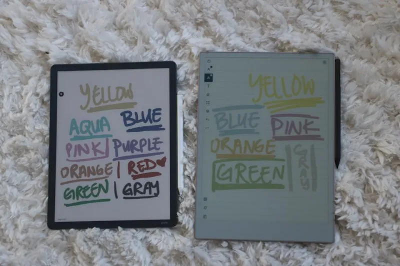 Человек держит Kindle Scribe Colorsoft в левой руке, а Premium Pen — в правой, заканчивая рисовать сердце на устройстве.