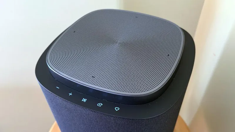 The controls on the LG Sound Suite M7 speaker