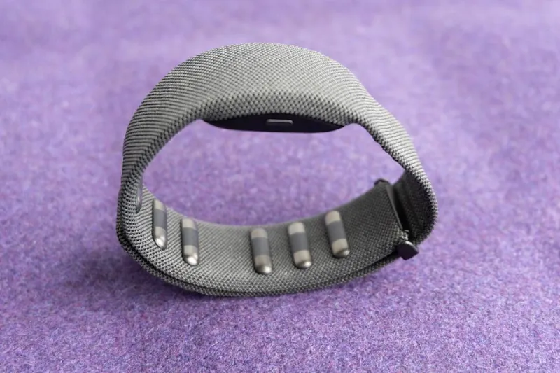 Очки Meta Ray-Ban Display, зарядный кейс и нейронный ободок.