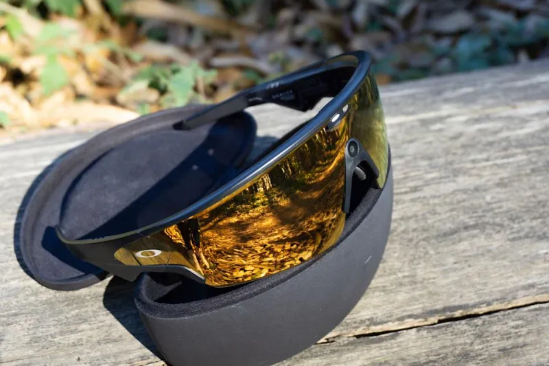 Более крупные рамы и зарядный чехол обеспечивают увеличение времени автономной работы очков.