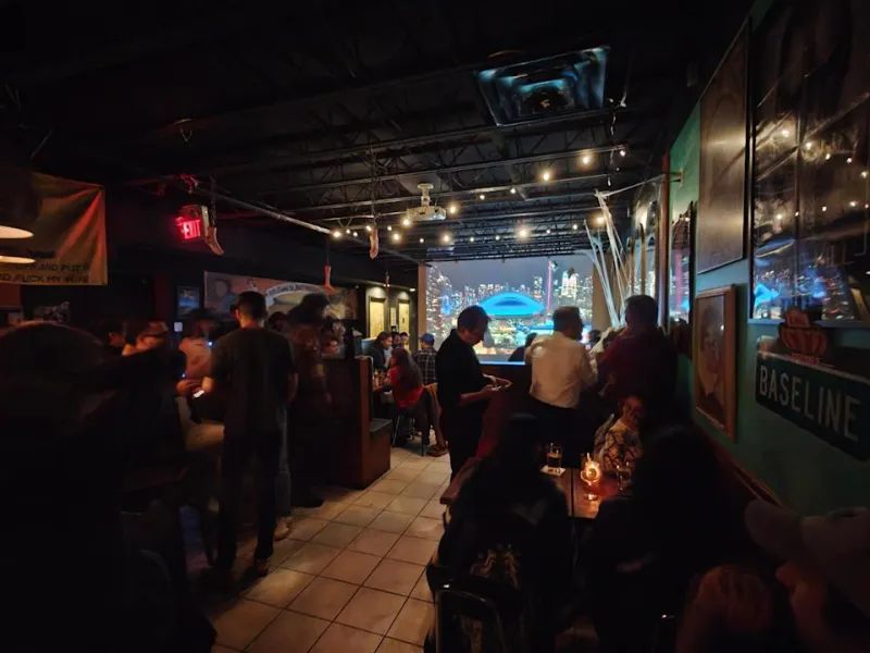 OnePlus 15 стоит на ледяных бетонных ступенях.