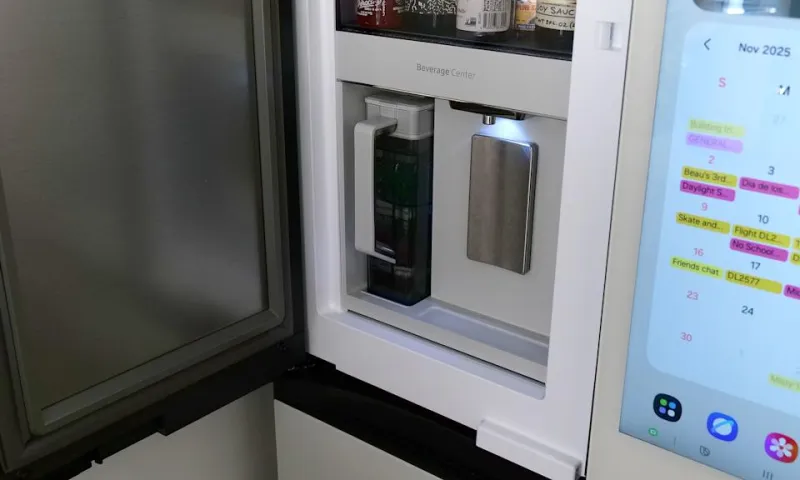 Центр напитков Samsung поставляется со встроенным кувшином объемом 48 унций, который включает ситечко для приготовления напитков с настоями или даже холодного чая.