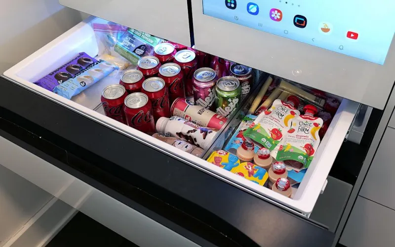 Beverage Center от Samsung – одно из лучших инновационных решений для холодильников, включающее диспенсер для воды и самонаполняющийся кувшин.
