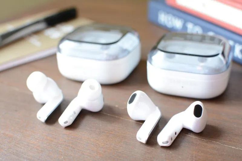 Samsung Galaxy Buds 4 Pro (слева) и Galaxy Buds 4 (справа)