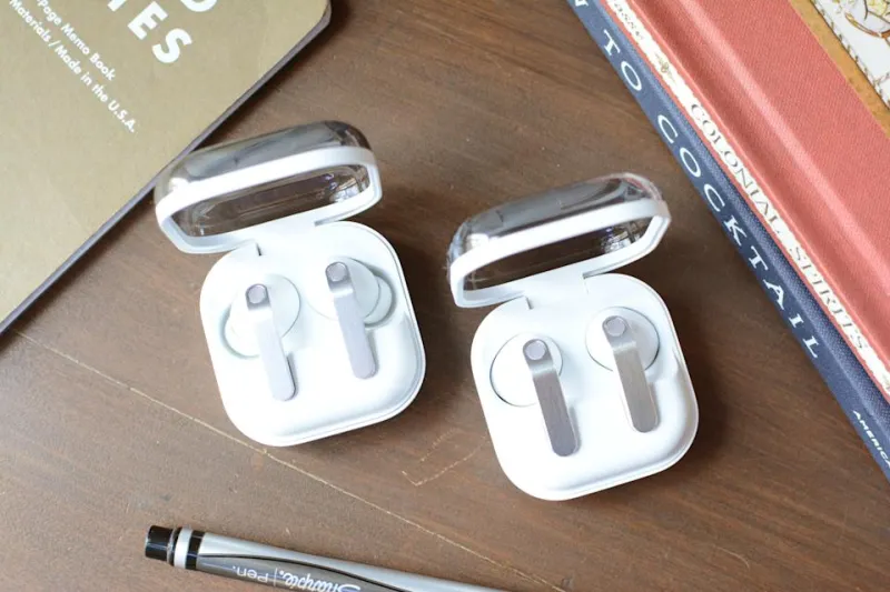 Samsung Galaxy Buds 4 Pro (left) and Galaxy Buds 4 (right)