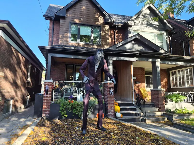 Кнопка регулировки громкости и кнопка питания S25 FE находятся на правой стороне телефона.