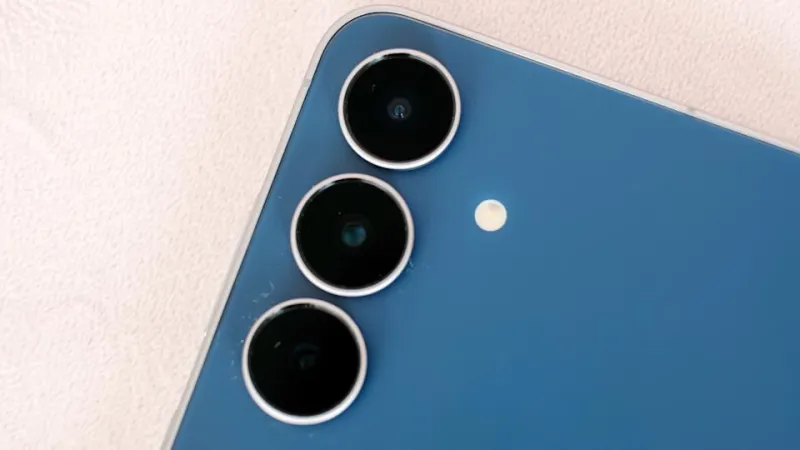 A closeup of the S25 FE's triple main camera array. 