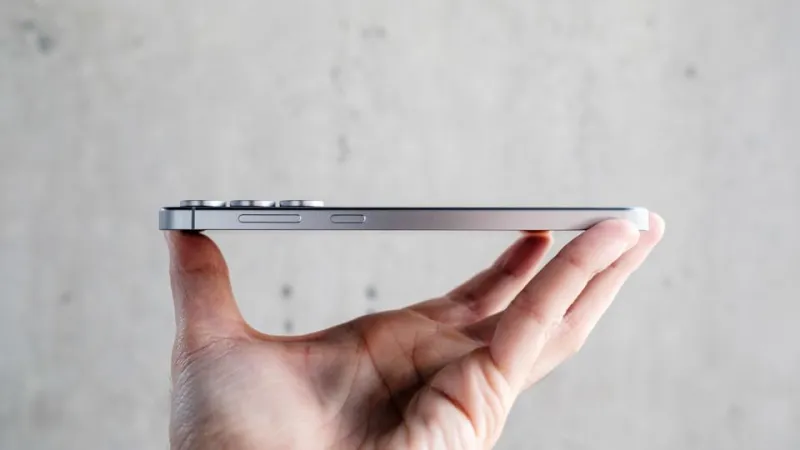 The S25 FE's volume rocker and power button are found on the right-hand side of the phone. 