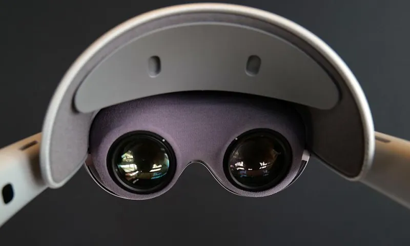 Сбоку Galaxy XR расположен разъем для батарейного блока и встроенные динамики пространственного звука.