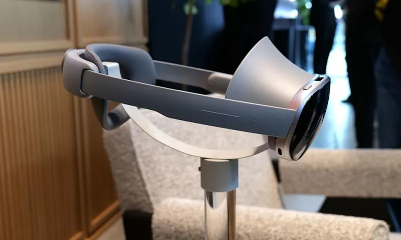 Несмотря на отсутствие верхнего ремешка, Galaxy XR удивительно комфортна благодаря увеличенной подушке для лба и меньшему весу по сравнению с Apple Vision Pro.