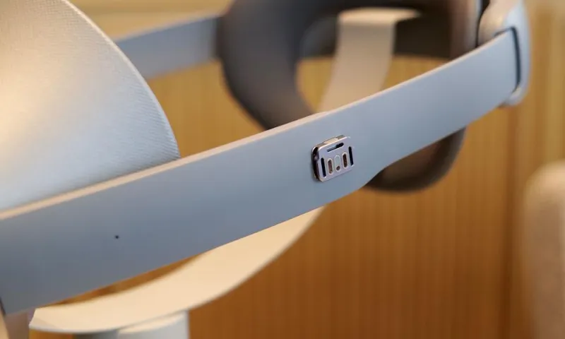 На задней части гарнитуры Samsung Galaxy XR имеется удобный регулятор для быстрой регулировки натяжения оголовья.