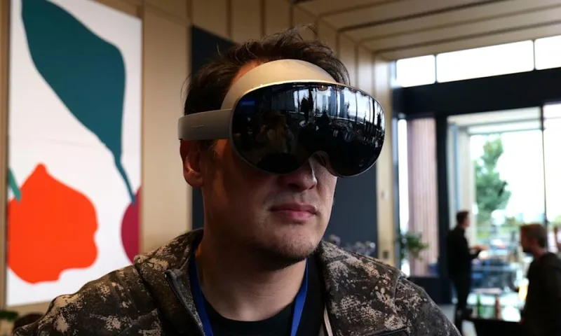 Galaxy XR будет доступен с дополнительным чехлом для переноски и беспроводными контроллерами.