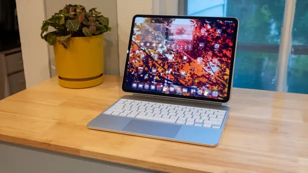 Image of the iPad Pro M5 on a table.