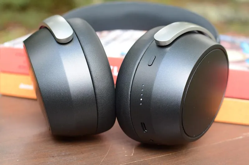 HDB 630 имеет очень простой дизайн с большим количеством пластика.