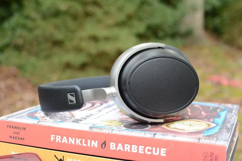 Невероятный звук ждет вас, если вы готовы носить с собой адаптер вместе с наушниками.