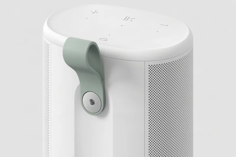 Sonos Play на беспроводной зарядной базе.