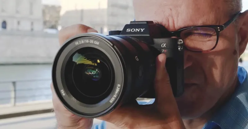 Sony: Скидки на топовые камеры A7R V и A7 IV
