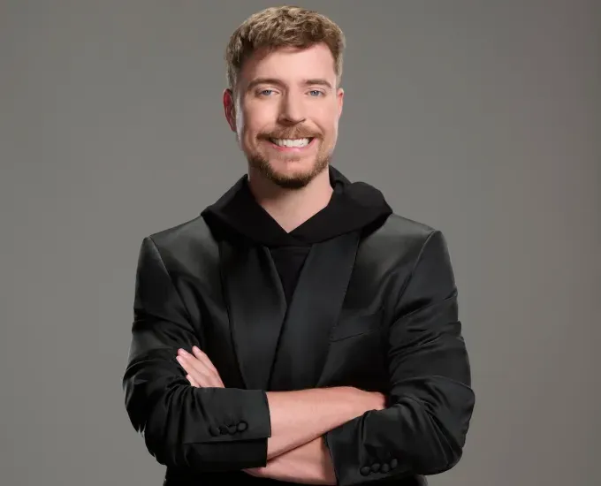 Emma Chamberlain с готовым к употреблению кофе