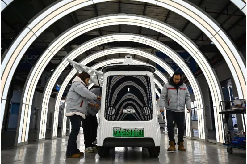 В цеху по производству автономных транспортных средств менеджеры говорят, что люди по-прежнему играют решающую роль даже в самых технологически продвинутых производствах