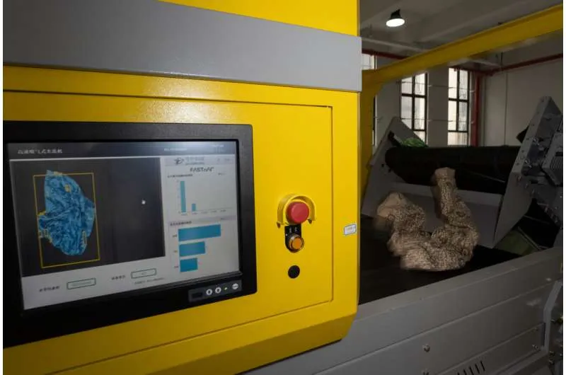 ИИ-машина сортирует одежду быстрее людей для увеличения переработки текстиля в Китае