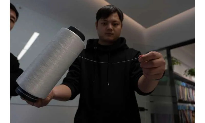 ИИ-машина сортирует одежду быстрее людей для увеличения переработки текстиля в Китае