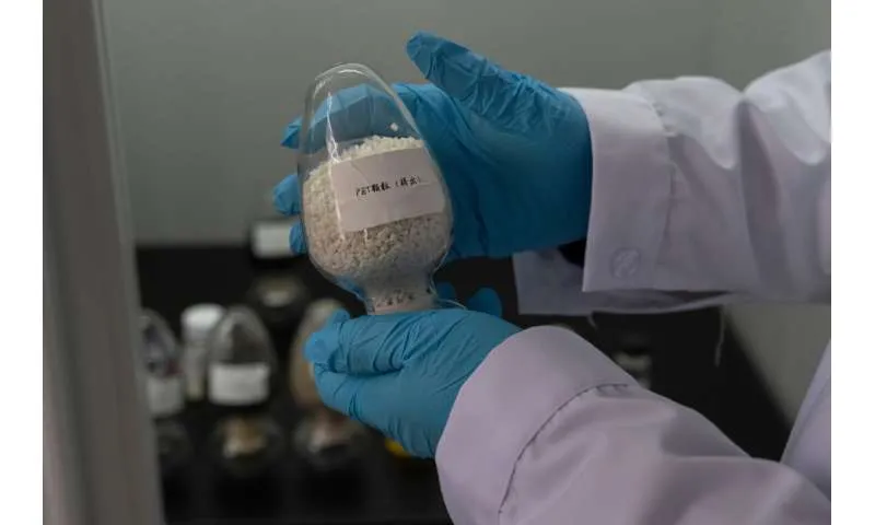 ИИ-машина сортирует одежду быстрее людей для увеличения переработки текстиля в Китае