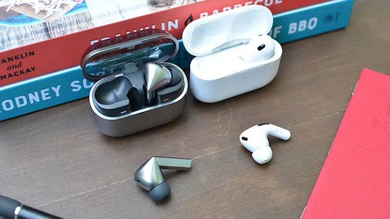 Набор беспроводных наушников аккуратно разложен в ряды на гранитном фоне.