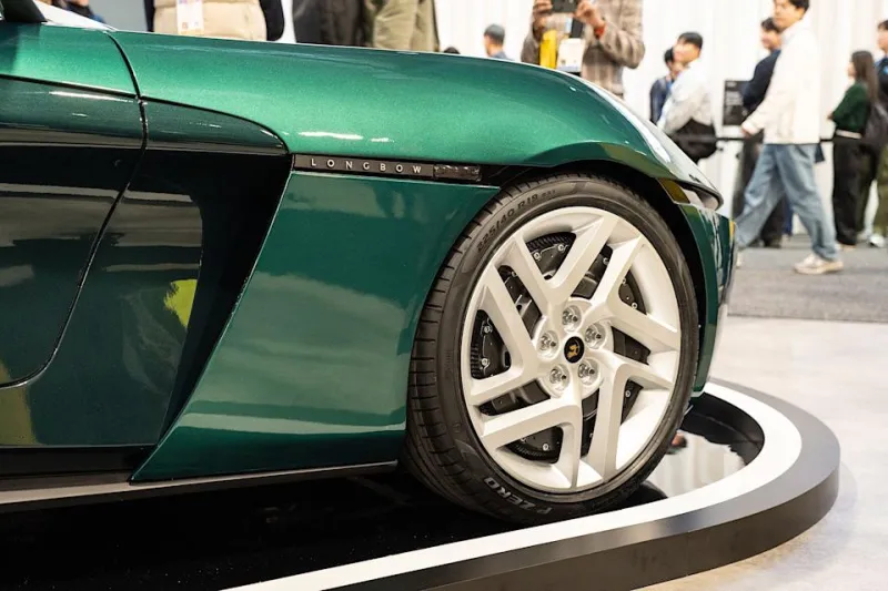 Робот с глазами на экране, показывающий улыбку.