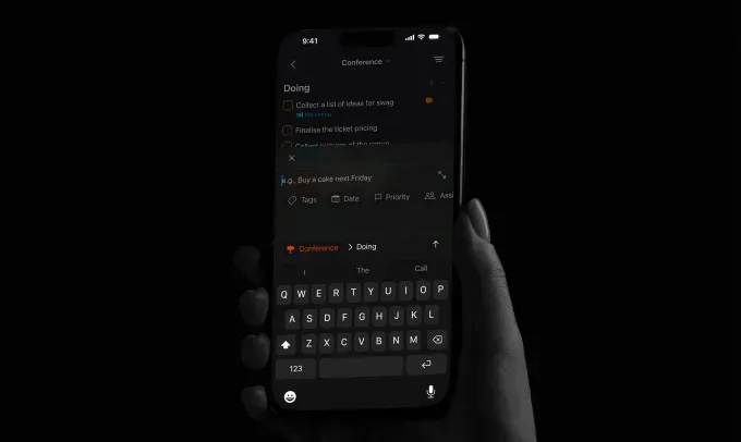 Скриншот дневника Day One с функциями на базе локальной модели Apple: summary, предложение заголовка и генерация prompts