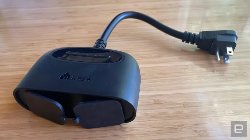 Пять умных розеток от TP-Link, Amazon, Emporia и GE на желтой, оранжевой и коричневой плиточной поверхности