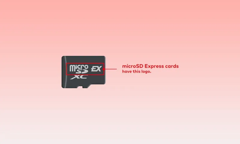 Стандартная карта UHS-I microSD и карта SD Express лежат лицевой стороной вниз на деревянной доске, демонстрируя дополнительный ряд контактов для повышения производительности.