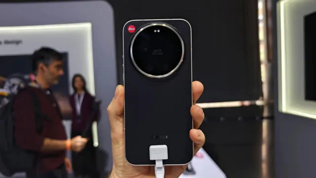 Image of the Leitzphone held in a hand