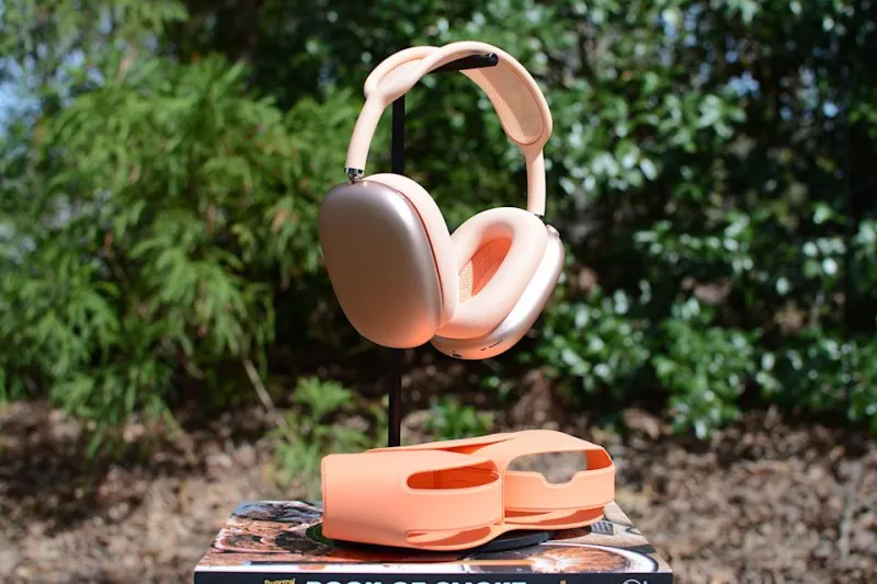 Apple AirPods Max 2 and the Smart Case